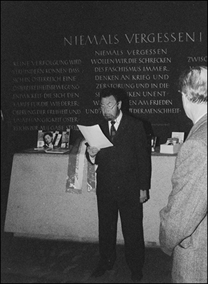 1990  Rolf Truxa rezitiert in der Gedenksttte fr die Opfer der Gestapo in der Salztorgasse 